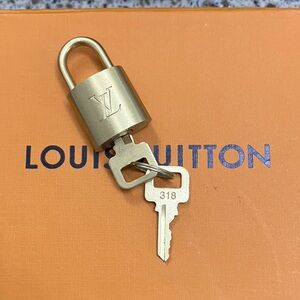 LOUIS VUITTON Engraved Purse Lock + 2 Keys #318